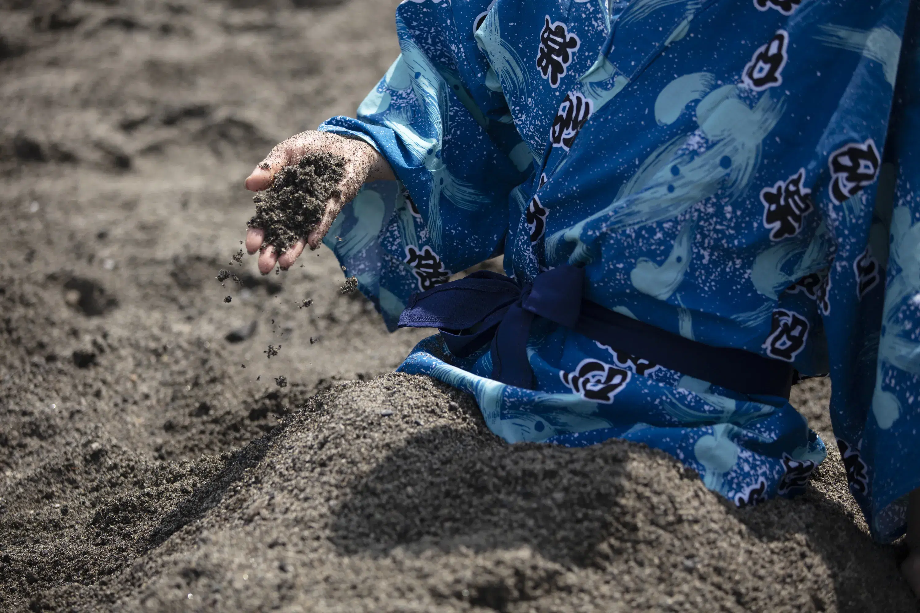 砂むしには黒くて大きい砂の粒が適している